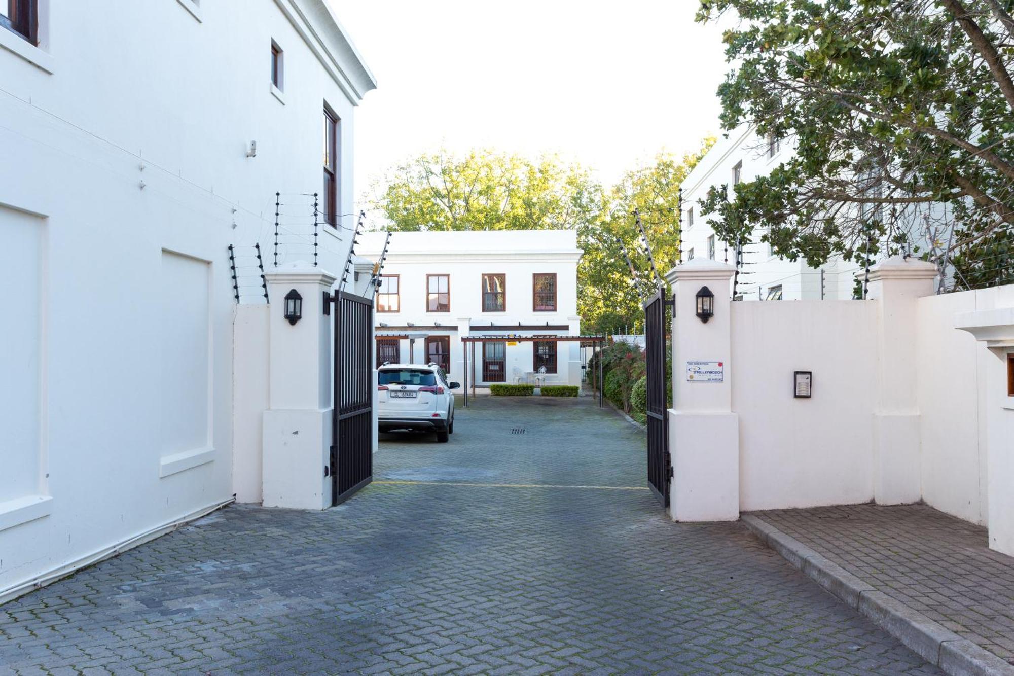 Pangsapuri 99 m² dengan 2 bilik tidur dan 2 bilik mandi peribadi di Stellenbosch Utama Luaran gambar